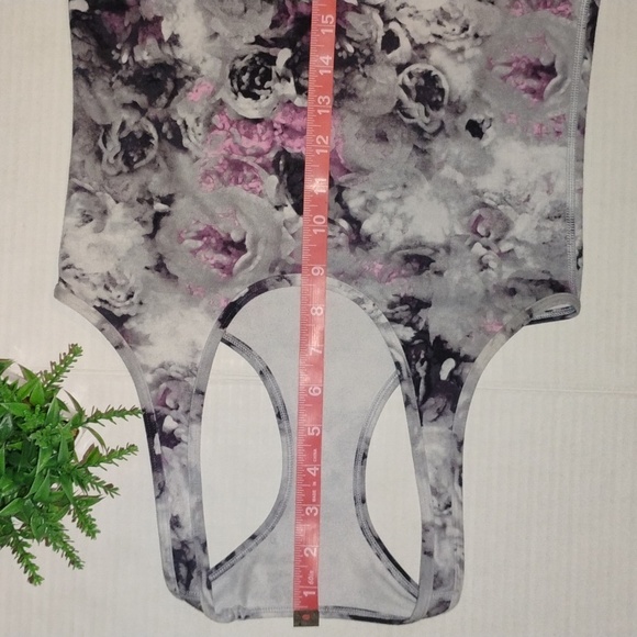 lululemon athletica 2 Piece Set. Womens size4.Moody Mirage,White,DeepNavy color - Picture 5 of 12